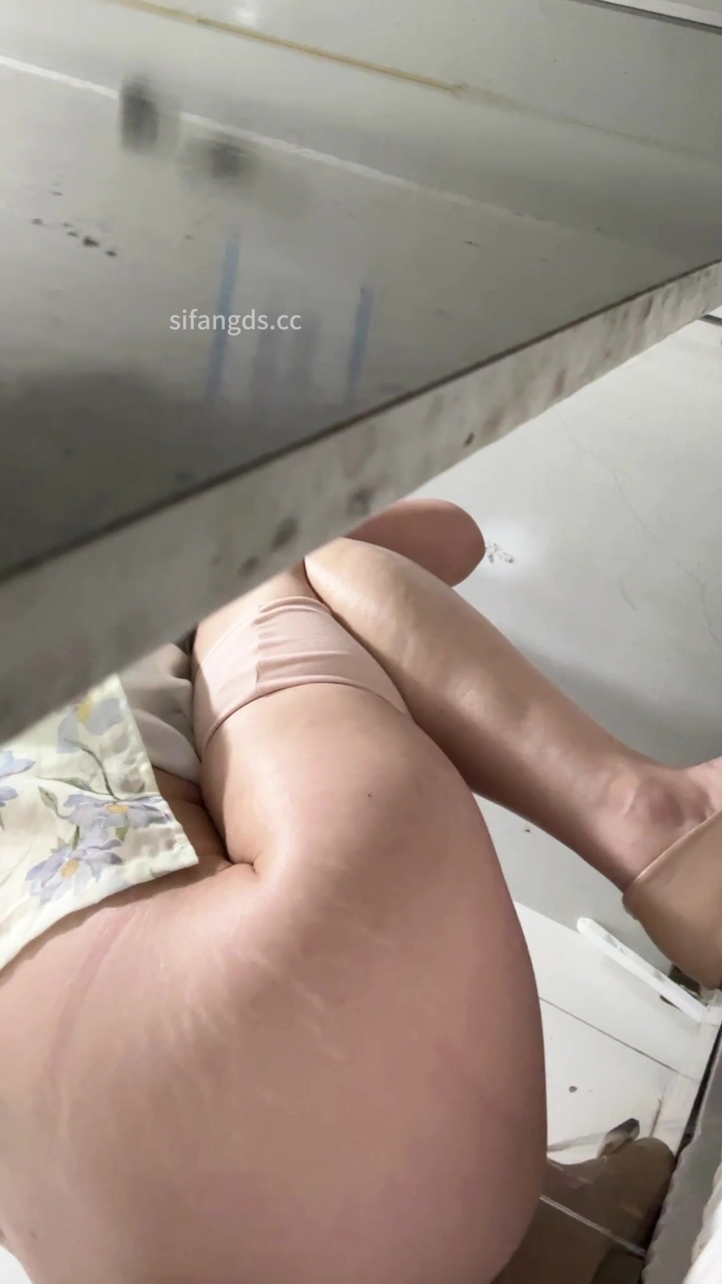 大神潜入办公楼女厕近距离贴B拍6位美女同事的各种鲍鱼.