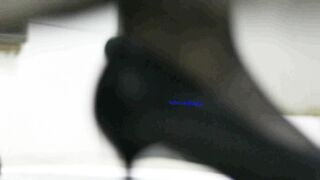 大神潜入商场女厕 把珠宝专柜的黑丝女店员一网打尽 各种美鲍鱼尽收眼底