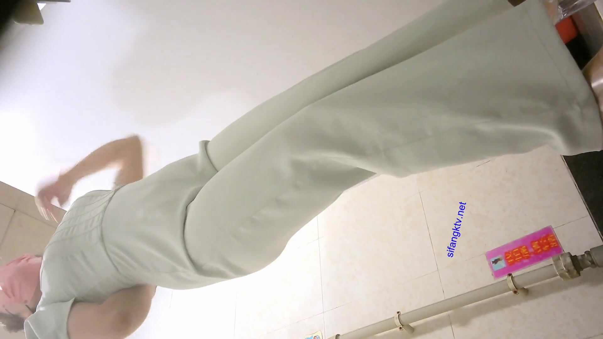 大神潜入商场女厕全景偷拍 多位高颜值小姐姐各种极品鲍鱼.