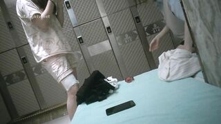 洗浴中心内部员工偷拍 黄金时段众多的美女少妇光溜溜的换衣服