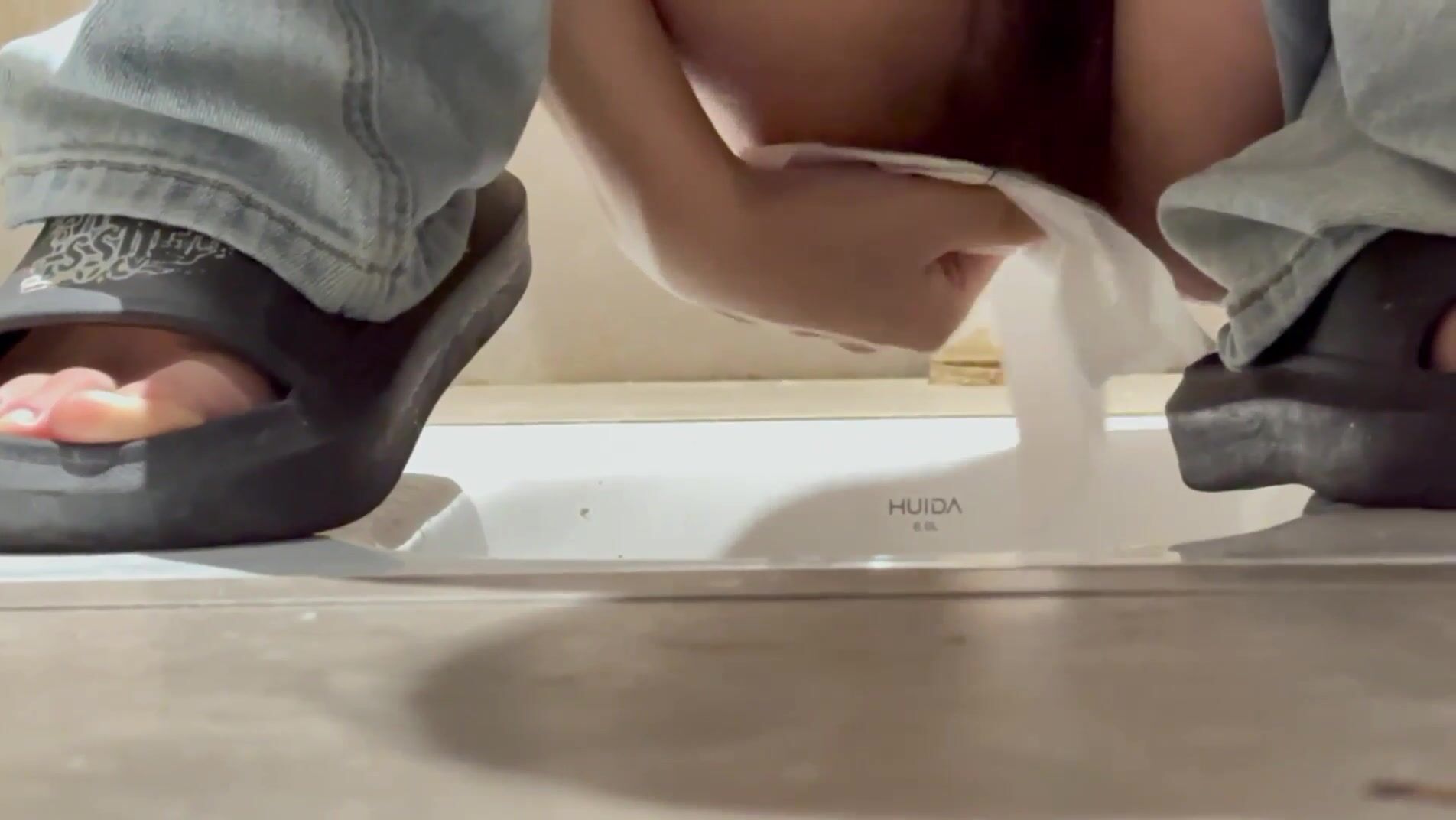 七月新流出 高校附近美食城女厕高清后拍学妹尿尿多个高颜值小姐姐