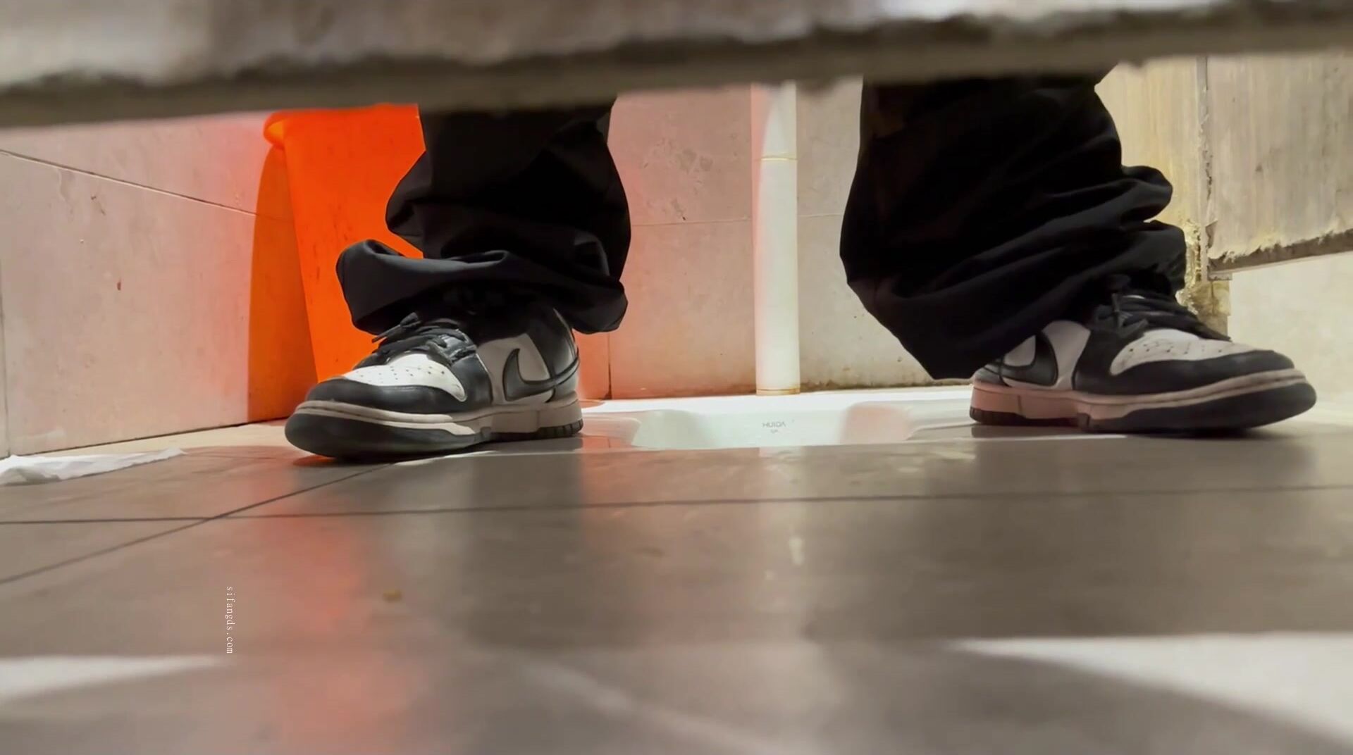 大神潜入商场女厕高清后拍多位美女 各种神秘的花园