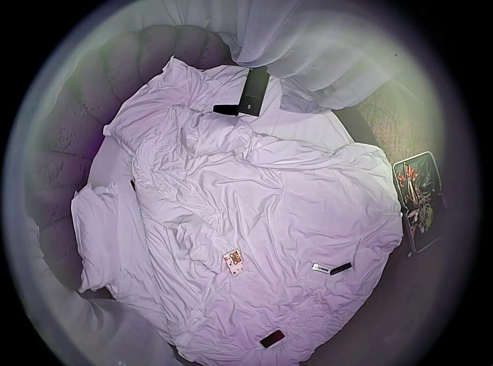 酒店情趣圆床上帝视角偷拍 非常会玩的年轻情侣奶油涂私处互舔 最后内射旁边还摆放不少专业工具