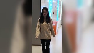 大神潜入购物中心女厕❤️近距离偷拍美女的各种鲍鱼22