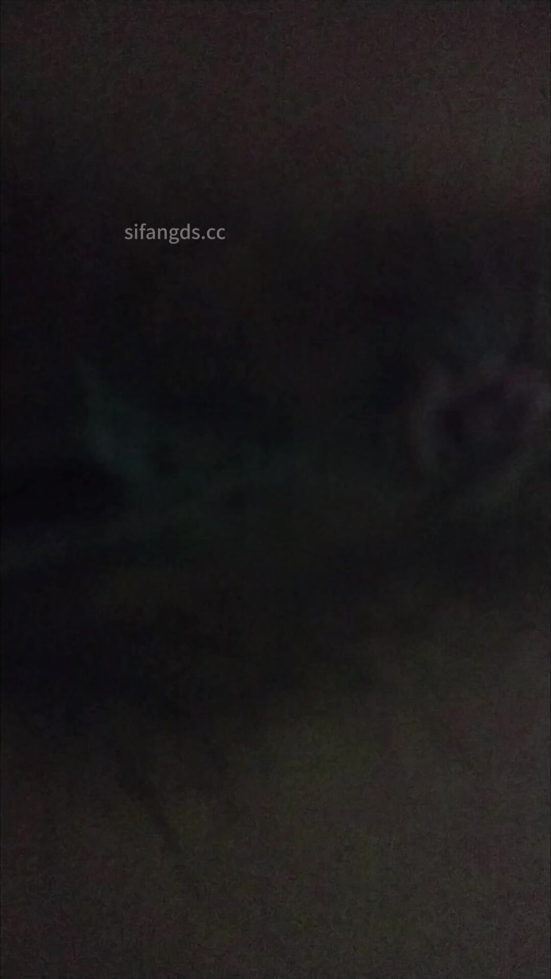 抄底拍到穿红蓝色民族舞的舞蹈生嫩逼，大阴唇看着真的好长啊