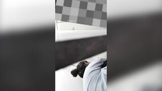 抄底淡蓝色衣服的丸子头舞蹈生，只拍到了学妹嫩得出水的菊花