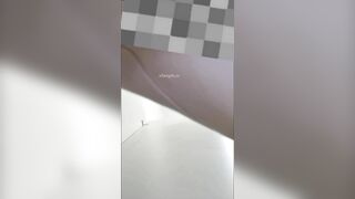 抄底淡蓝色衣服的丸子头舞蹈生，只拍到了学妹嫩得出水的菊花