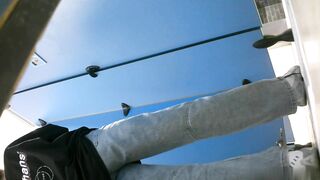 蓝色隔板女厕全景偷拍 几位高颜值小姐姐各种各样的美鲍鱼.