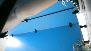 蓝色隔板女厕全景偷拍 几位高颜值小姐姐各种各样的美鲍鱼.