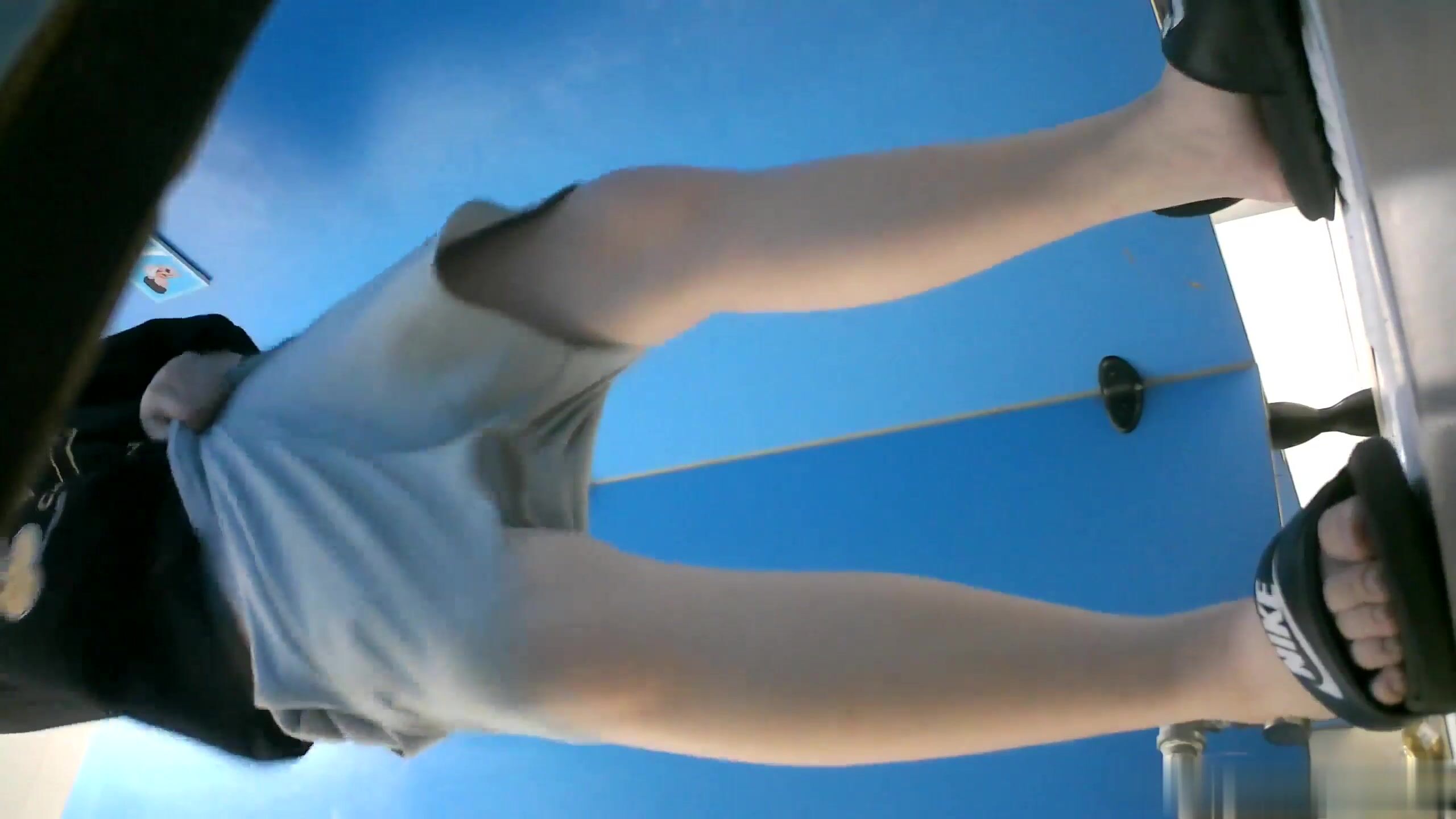 蓝色隔板女厕全景偷拍 几位高颜值小姐姐各种各样的美鲍鱼.