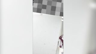 穿红色耐克的小黑逼学生妹，屁股蹲的太低了抄不到底，只能前拍她.