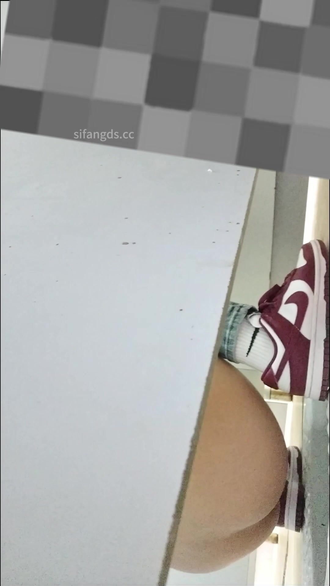 穿红色耐克的小黑逼学生妹，屁股蹲的太低了抄不到底，只能前拍她.