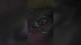 小逼逼有点张开但是看着确很紧的学生妹拉屎，小逼都有点反光了