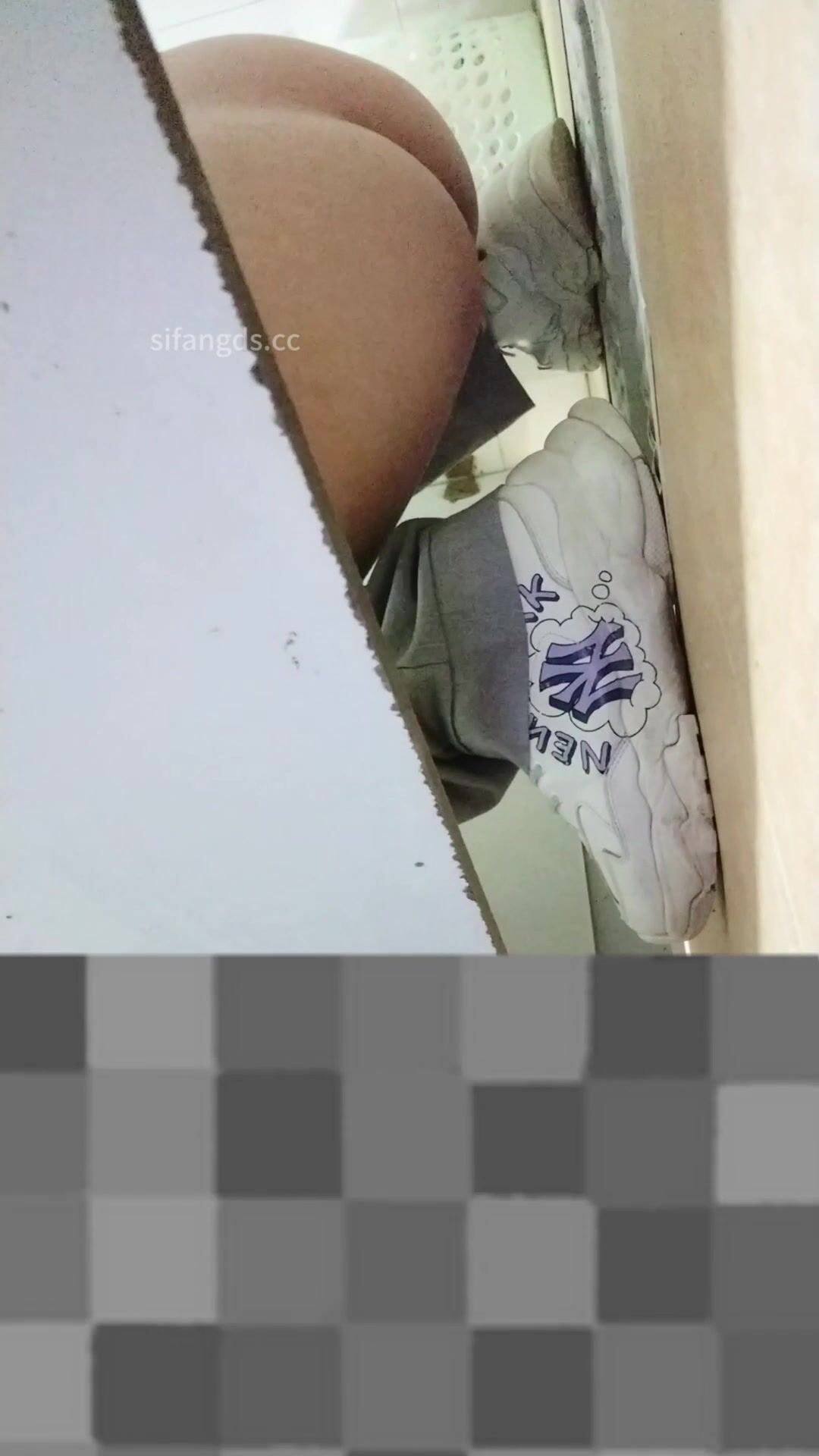 小逼逼有点张开但是看着确很紧的学生妹拉屎，小逼都有点反光了