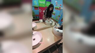 大神潜入购物中心女厕❤️近距离偷拍14位美女的各种鲍鱼