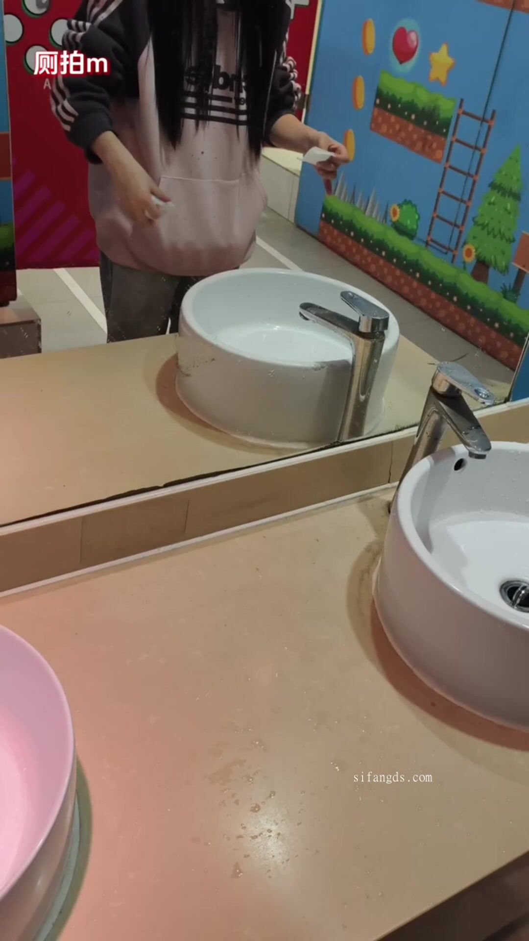 大神潜入购物中心女厕❤️近距离偷拍14位美女的各种鲍鱼