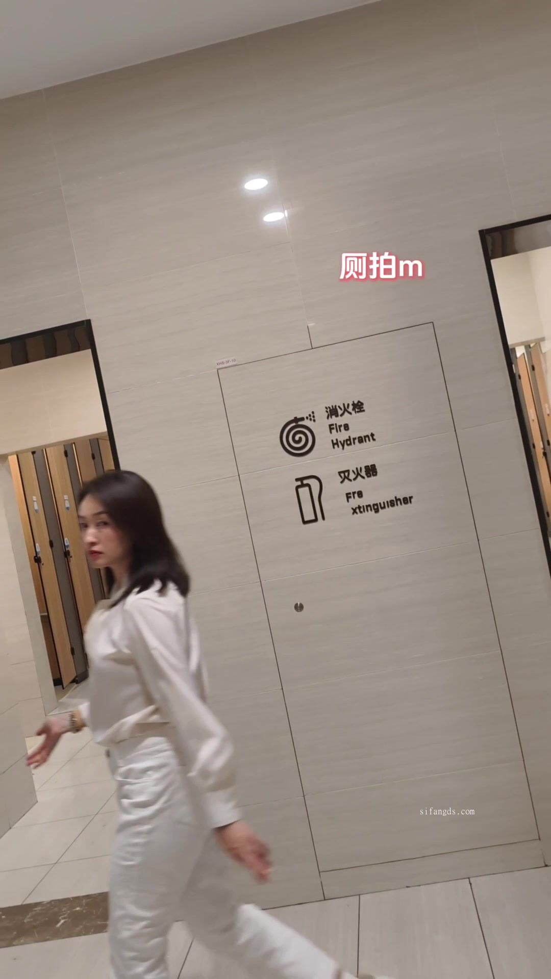 大神潜入购物中心女厕❤️近距离偷拍14位美女的各种鲍鱼2