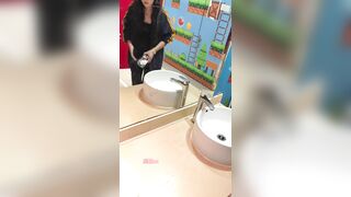 大神潜入购物中心女厕❤️近距离偷拍14位美女的各种鲍鱼3