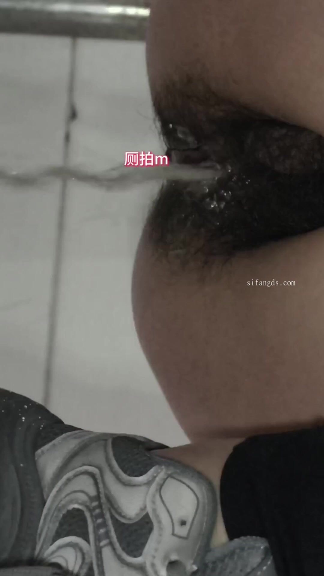 大神潜入购物中心女厕❤️近距离偷拍14位美女的各种鲍鱼3