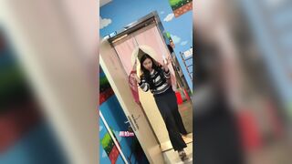 大神潜入购物中心女厕❤️近距离偷拍14位美女的各种鲍鱼8