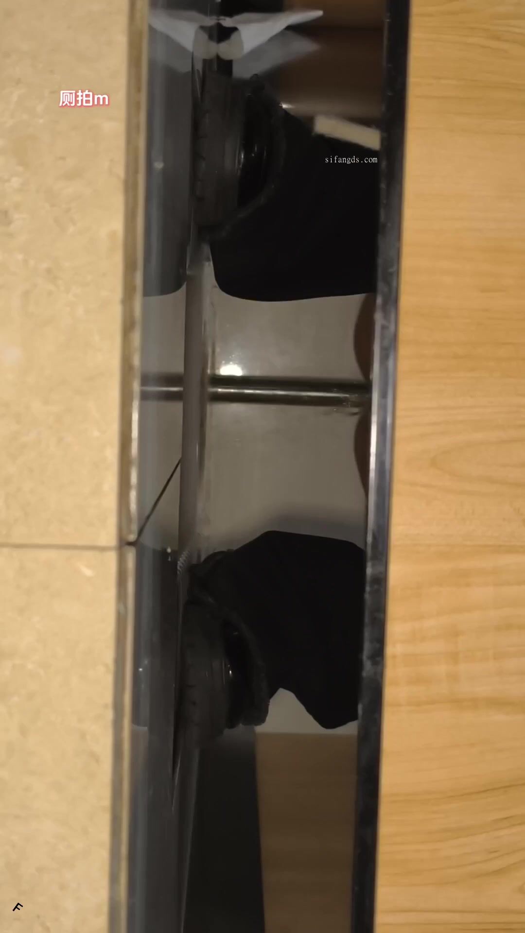 大神潜入购物中心女厕❤️近距离偷拍14位美女的各种鲍鱼9