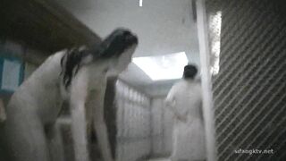 洗浴中心内部员工偷拍 几位白白嫩嫩的美少妇脱光光换衣服