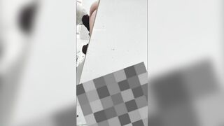 补习班女厕近距离抄底贴B拍几位美女老师的神秘花园