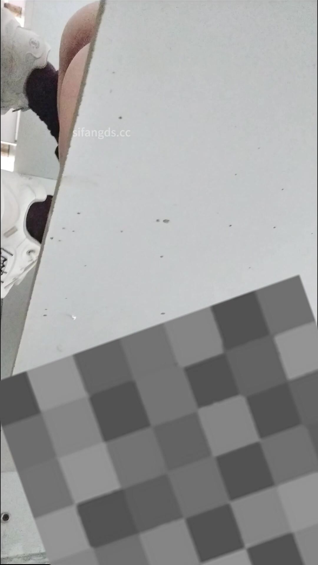 补习班女厕近距离抄底贴B拍几位美女老师的神秘花园