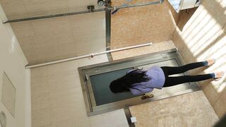 厕拍大神电影院守候了几天 终于等到了机会尾随美女售票员进女厕偷拍到了她的逼