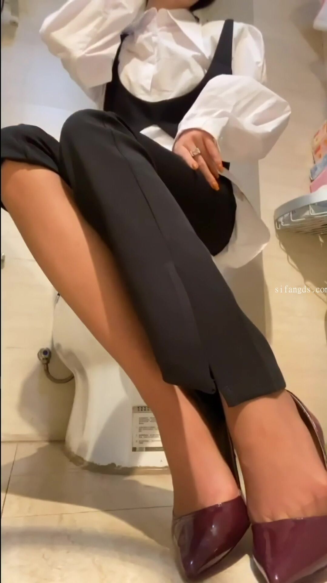 【易直播福利】風騷騷襪禦姐【白小妮】母狗放尿道具自8