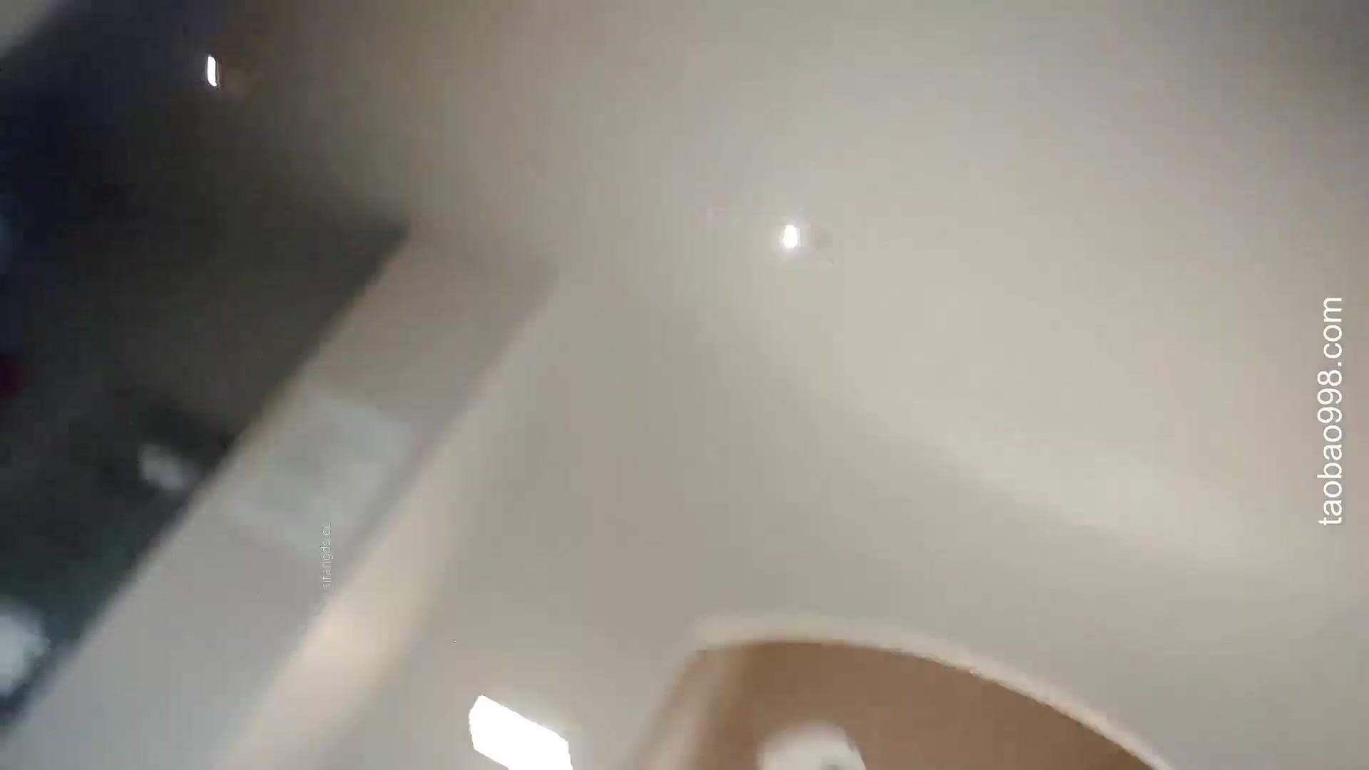 洗浴中心内部员工偷拍 众多的小姐姐洗澡换衣服