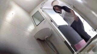 商場女廁高清攝像頭全景後拍衆多的美女噓噓❤️各種神秘花園完美展示11