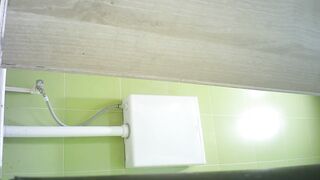 商场女厕全景偷拍3位小姐姐❤️其中一位便秘严重蹲了半天只拉出一点点