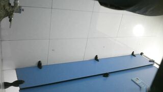 蓝色隔板女厕全景偷拍几位女神级的小姐姐嘘嘘 人美B嫩