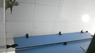 蓝色隔板女厕全景偷拍几位女神级的小姐姐嘘嘘 人美B嫩