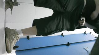 蓝色隔板女厕全景偷拍几位女神级的小姐姐嘘嘘 人美B嫩