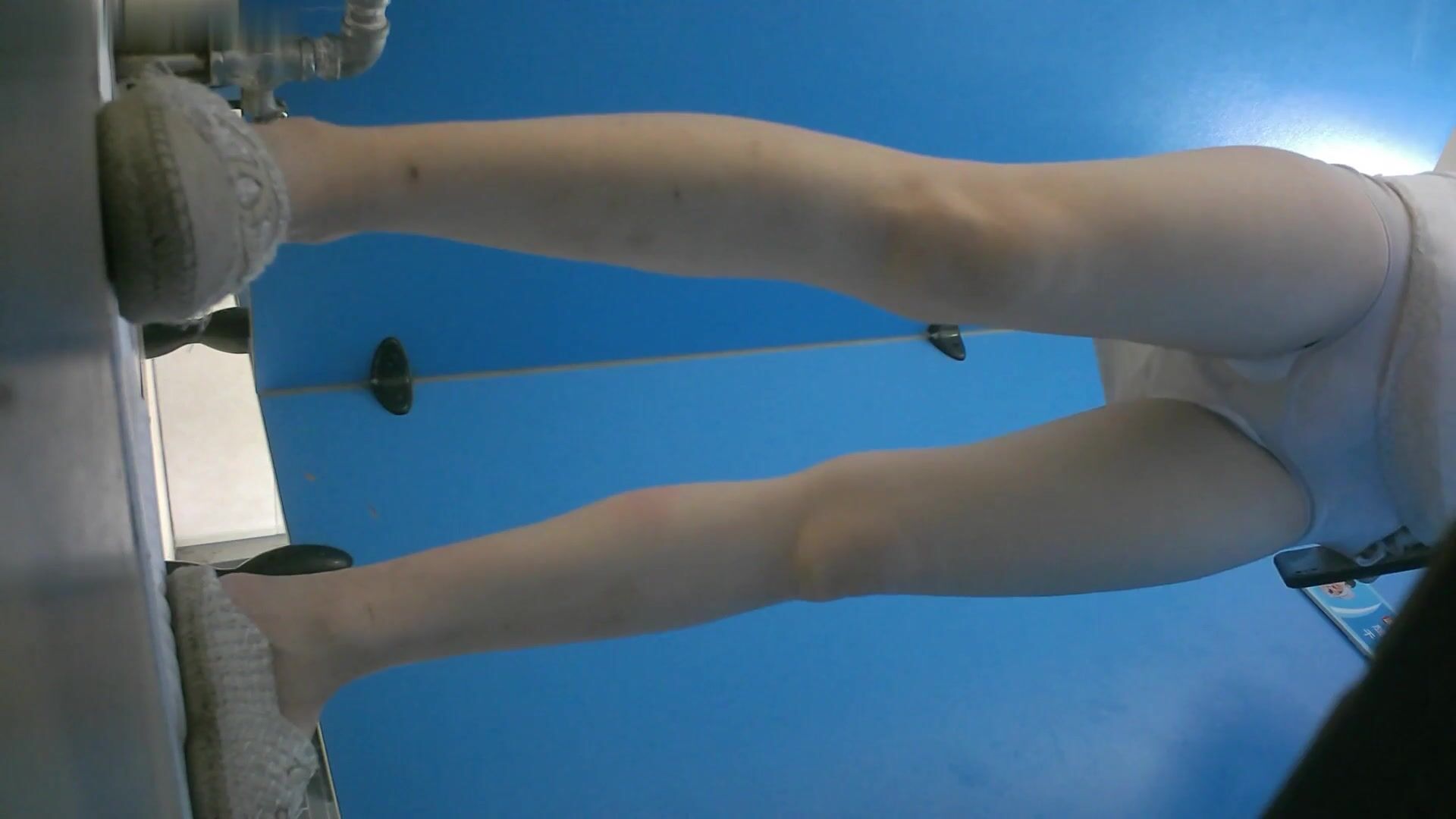 蓝色隔板女厕全景偷拍几位女神级的小姐姐嘘嘘 人美B嫩