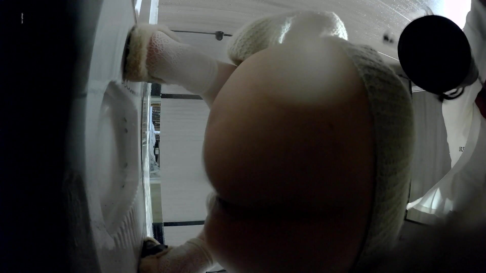 火锅店女厕全景偷拍多位美女食客 还有一位喝多的小姐姐一不小心摔倒了