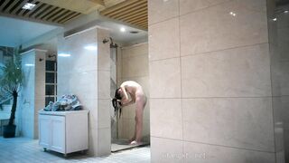 洗浴中心内部员工偷拍两位极品美少妇 B毛浓郁身材不胖也不瘦刚刚好