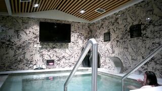 洗浴中心内部员工偷拍两位极品美少妇 B毛浓郁身材不胖也不瘦刚刚好