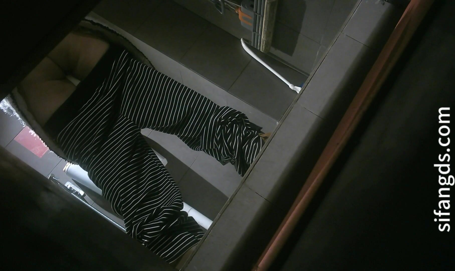 大神潜入餐厅女厕固定摄像头偷拍 几位美女食客的极品鲍鱼