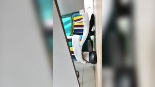 大神潜入办公楼女厕近距离贴B拍几位小姐姐 还有一位脱光光奶露出了她的小椒乳