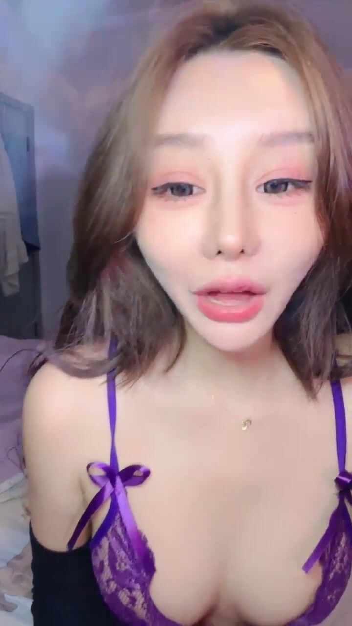 8月新品，蜂腰蜜桃臀女神複出【孟中】最新福利，淫聲浪語極品身材3