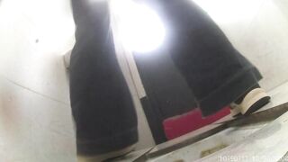 商場女廁高清攝像頭全景後拍衆多的美女噓噓❤️各種神秘花園完美展示