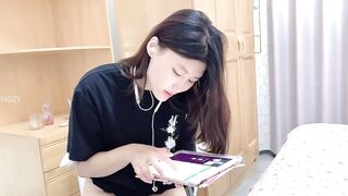 ✨电报付费内容【mmm6660】英语老师一边跟学生开网课、一边玩着跳蛋下播还看小黄片自慰7