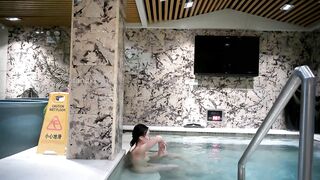 洗浴中心内部员工偷拍 几位白嫩的学妹洗澡、泡汤