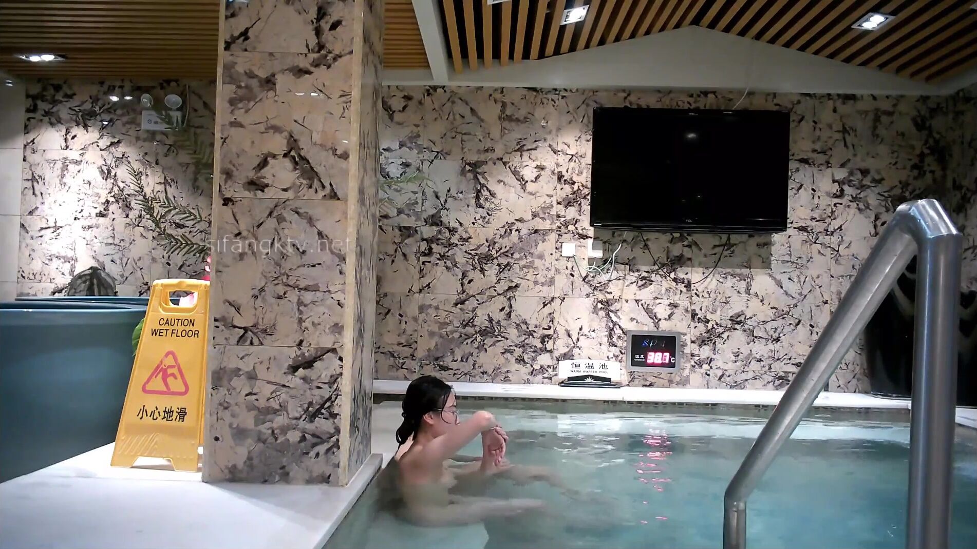 洗浴中心内部员工偷拍 几位白嫩的学妹洗澡、泡汤