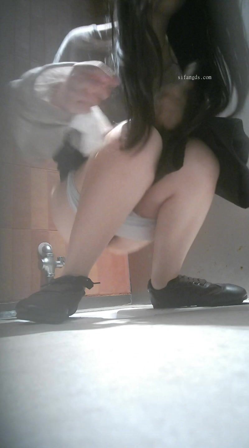 大神潜入办公楼女厕全景偷拍多位高颜值御姐 各种极品鲍鱼B脸同步