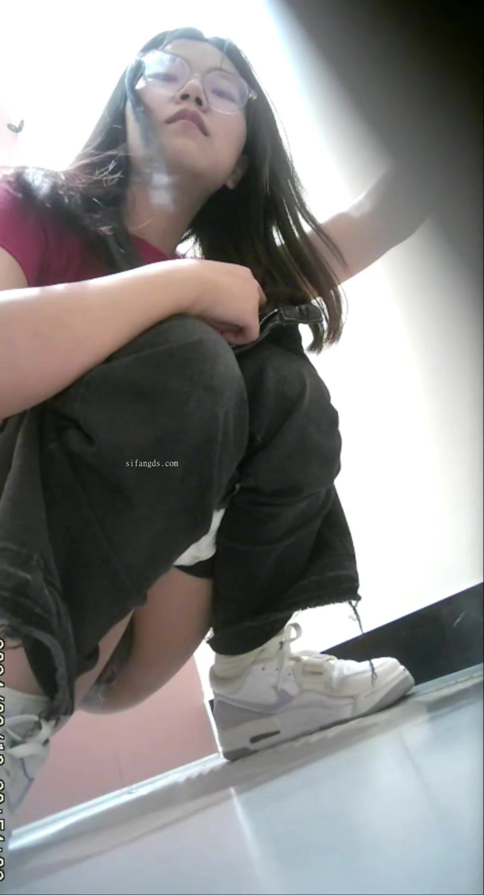 大神潜入办公楼女厕全景偷拍多位高颜值御姐 各种极品鲍鱼B脸同步3