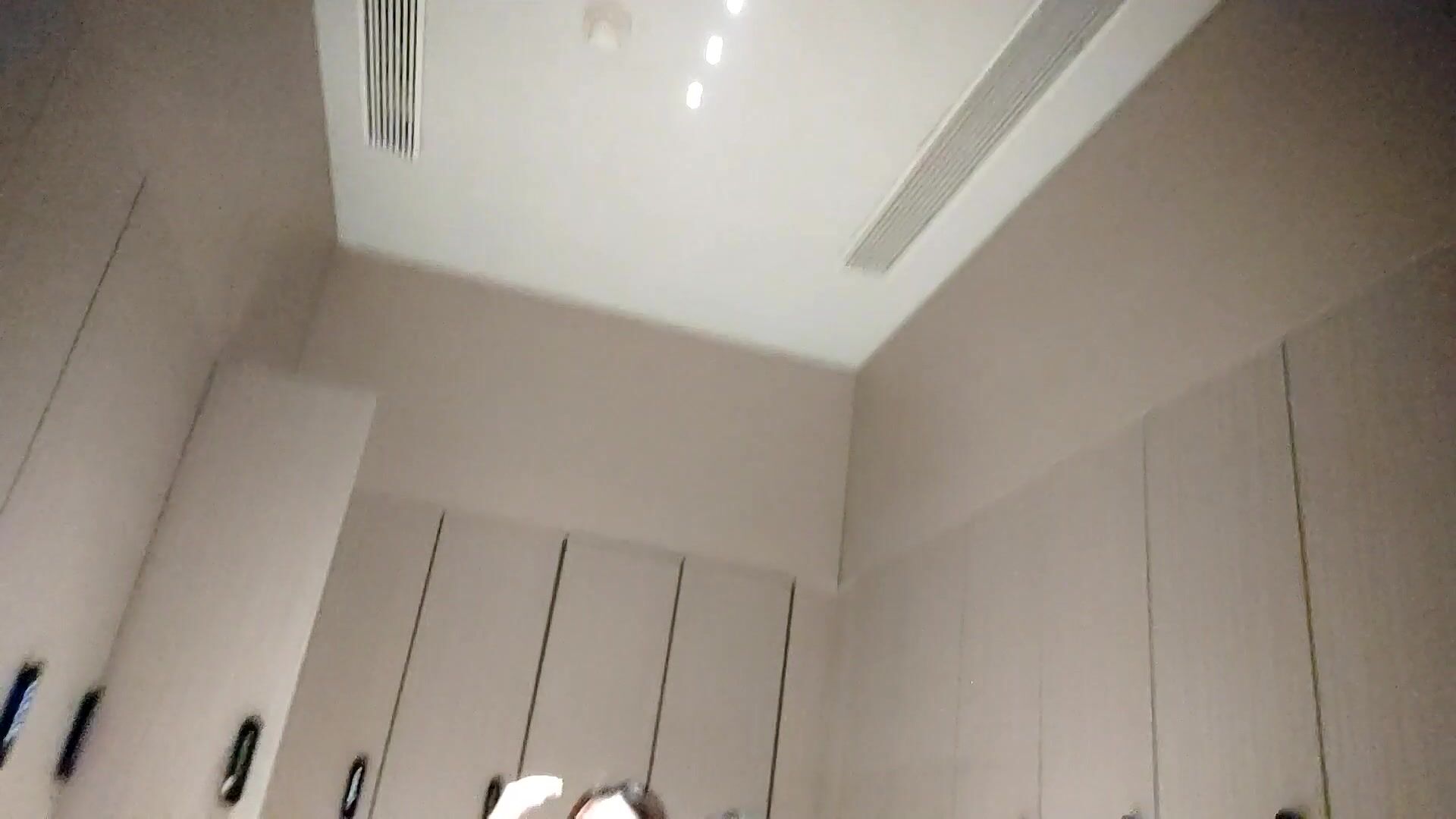 澡堂一路跟拍小姐姐清洗身体 镜子前化妆搓身体乳闺蜜浓密大黑B